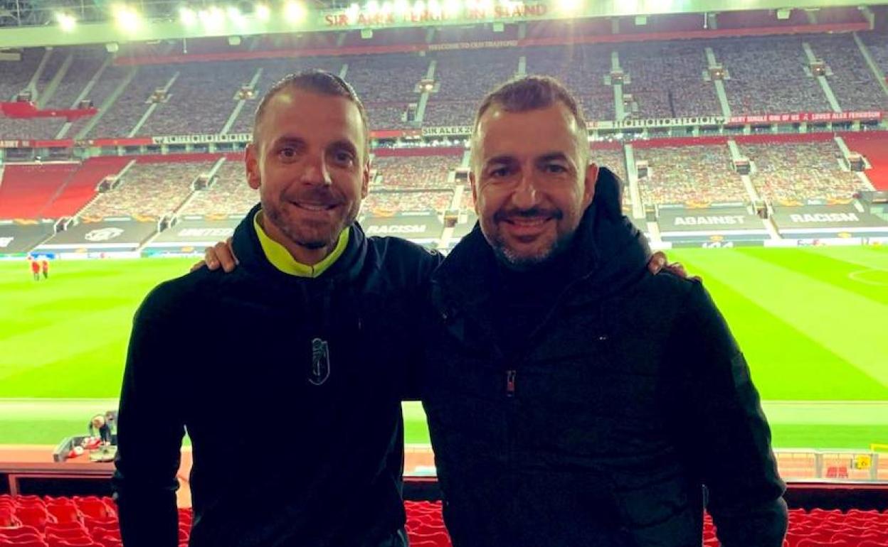 Roberto Soldado y Diego Martínez, en Old Trafford. 