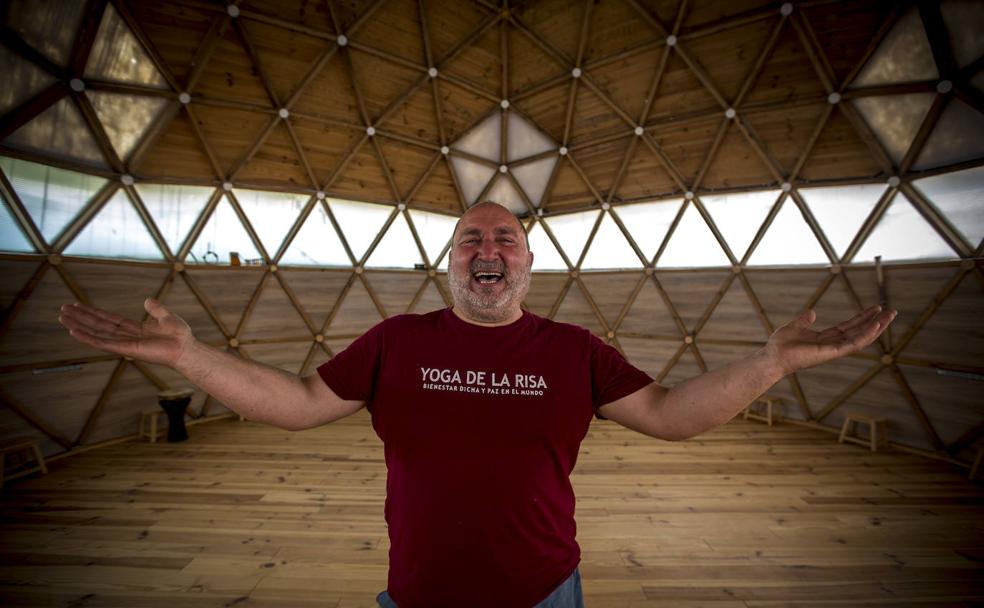 Javier Ruiz, maestro de la Universidad del Yoga de la Risa, en el domo en el que realiza sus clases, en Alfacar.