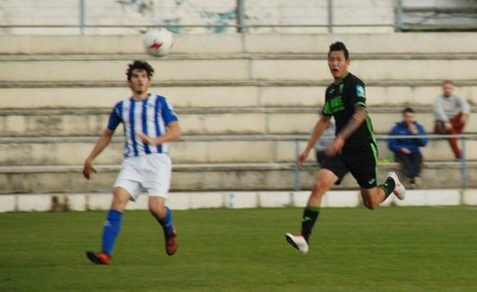 Hao Runze, a la derecha, en un partido del Recreativo Granada. 