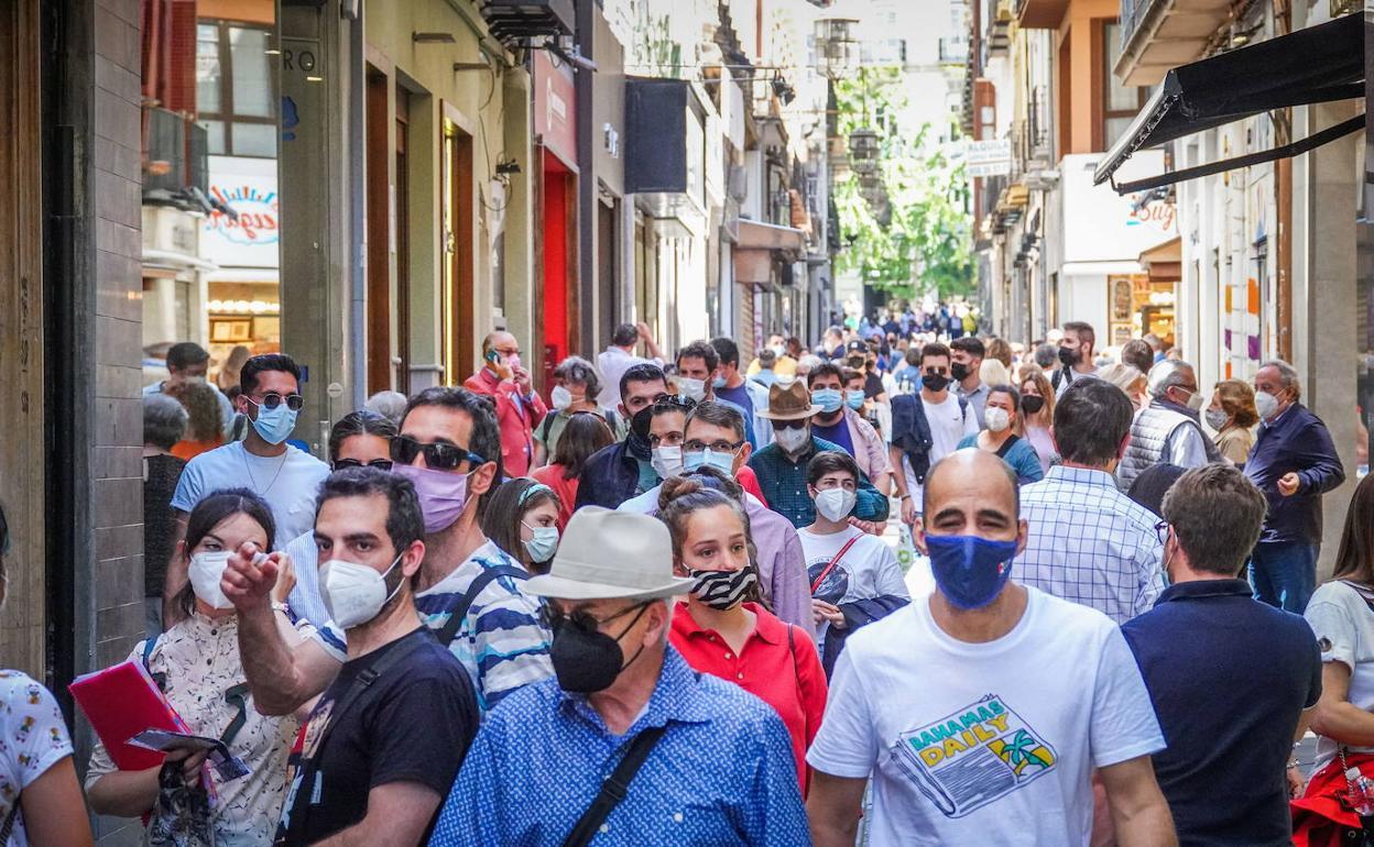 Personas caminando por las calles de Granada