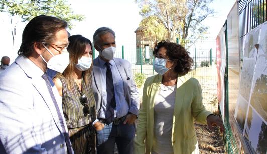 Antonio Granados, Rocío Díaz, Víctor Medina y Pilar Aranda, en la visita a los trabajos en el albercón de Cartuja.