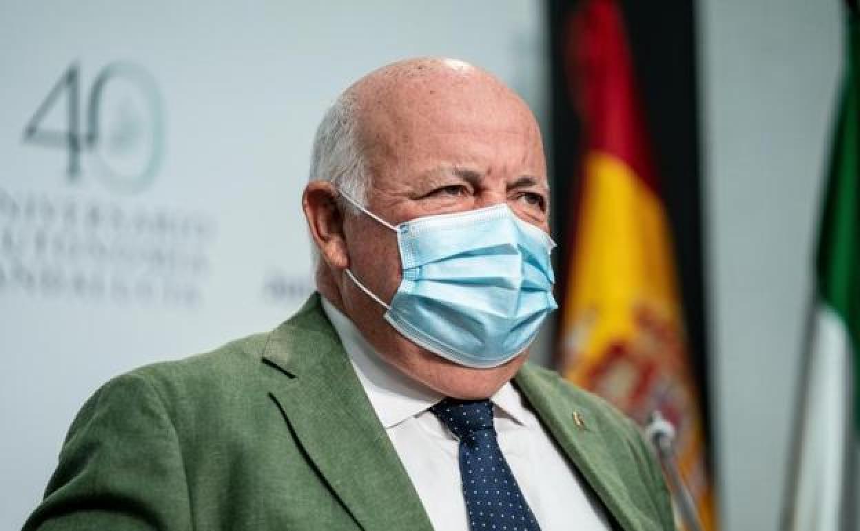 El consejero de Salud y Familias, Jesús Aguirre, ha remarcado que ha sido «muy difícil» para la Junta de Andalucía disponer del «listado de los jóvenes que han ido» a dichos viajes . 