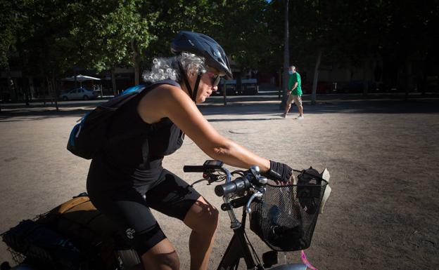 Imagen principal - Carmen ha realizado más de 3.000 kilómetros de entrenamiento. 