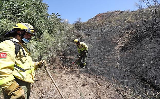 Bomberos se dirigen hacia el fuego.