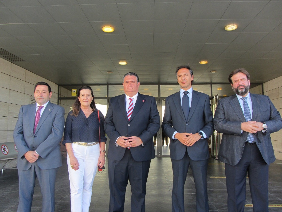 Francisco Pastrana, vicepresidente, Ada Bernal, vicepresidenta, Bartolomé González, presidente, Mario Azañón, secretario general, y Manuel Alfonso Torres, vicepresidente.