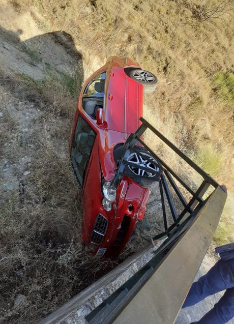 Imagen - Vehículo volcado en la cuneta