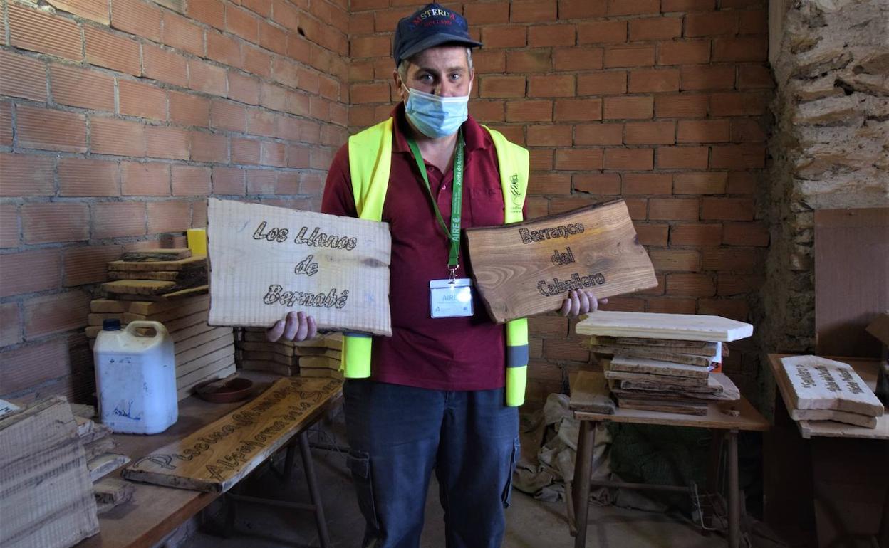 Alpujarra de la Sierra señaliza sus senderos con indicaciones realizadas por Miguel Romera