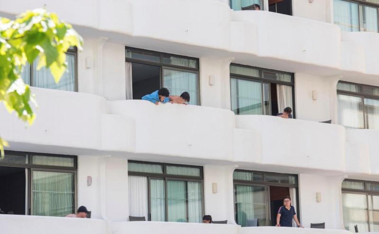 Jóvenes que permanece en aislamiento en el hotel Palma Bellver de Palma, al tener relación directa o indirecta con el brote por covid de un viaje de estudios en Mallorca. 