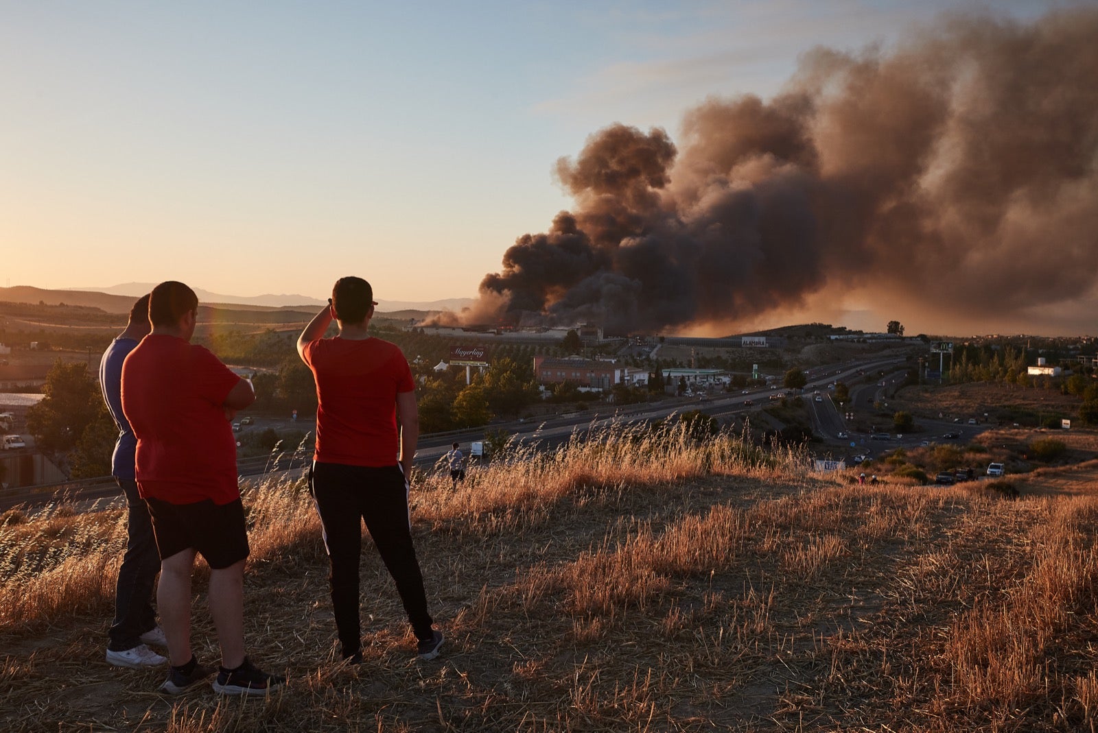 Las llamas han afectado a cuatro naves industriales