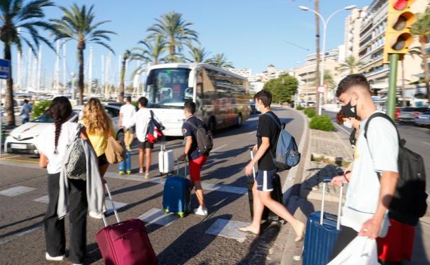 La Junta ofrece traslado en autobús a los jóvenes que regresan a sus domicilios desde Mallorca