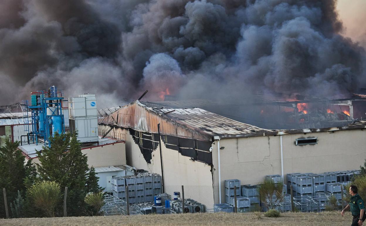 Las llamas consumieron las estructuras principales en apenas dos horas.