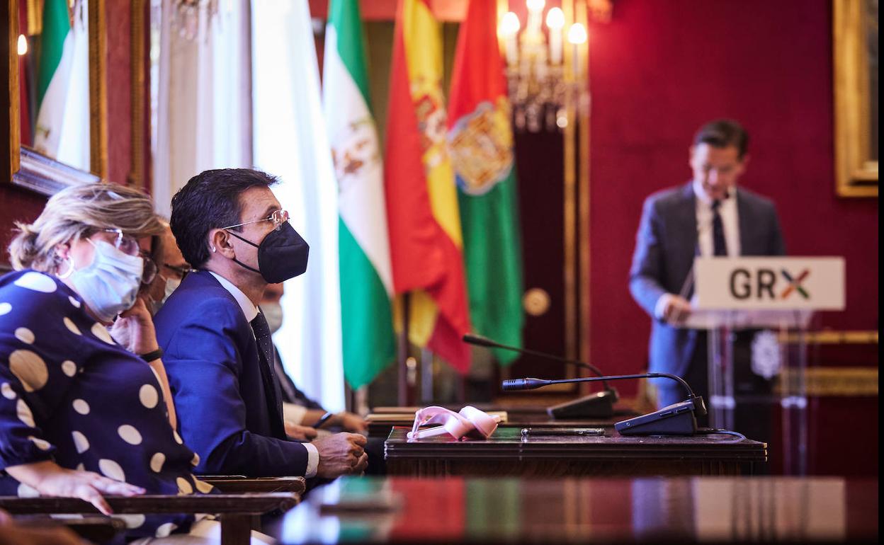 Paco Cuenca escucha a Luis Salvador durante su discurso este viernes en el Ayuntamiento. 