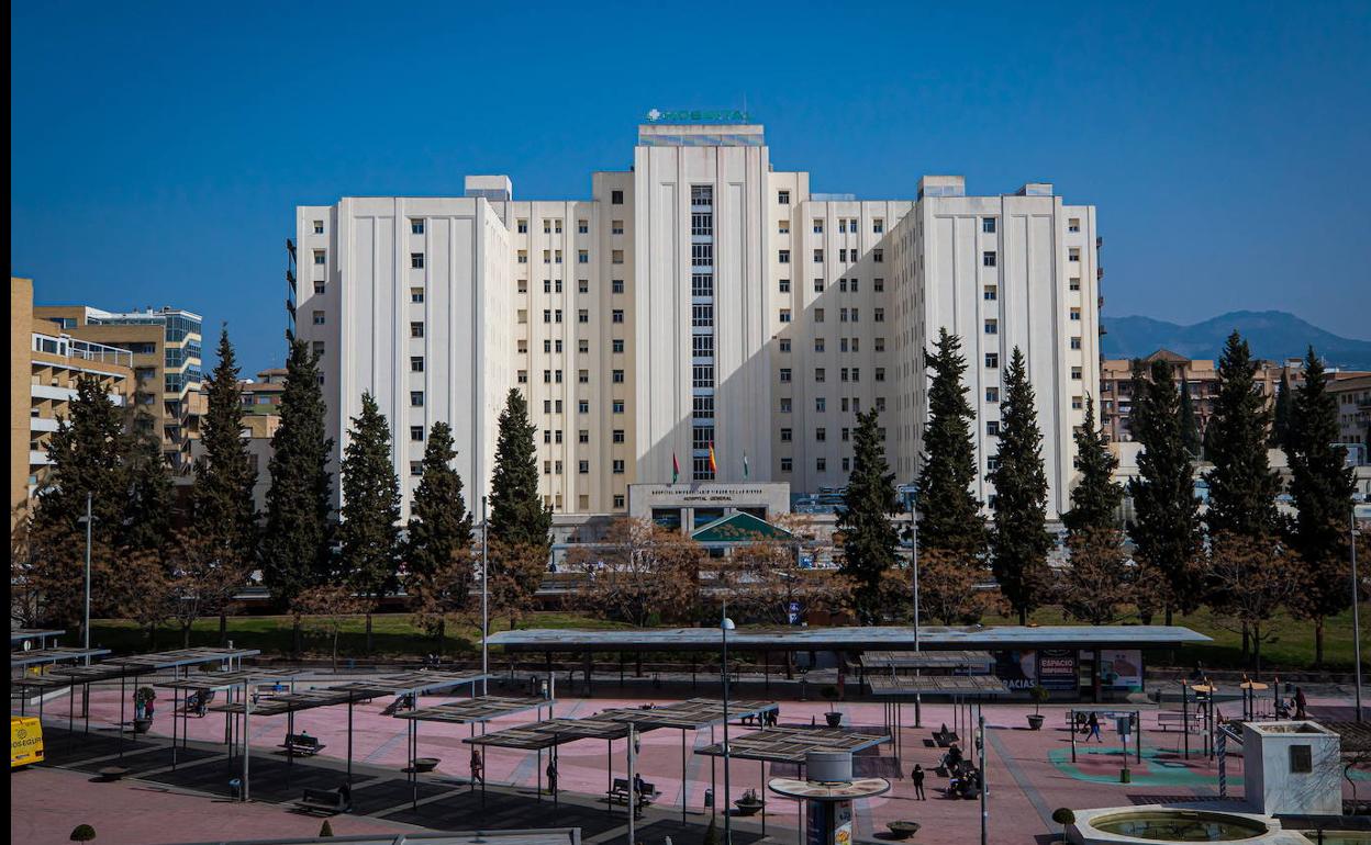 Fachada del hospital Virgen de las Nieves de la capital. 