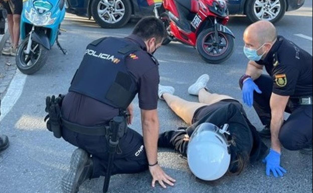 Auxilian a una menor tras perder el control de su moto y caer en una rotonda en Motril