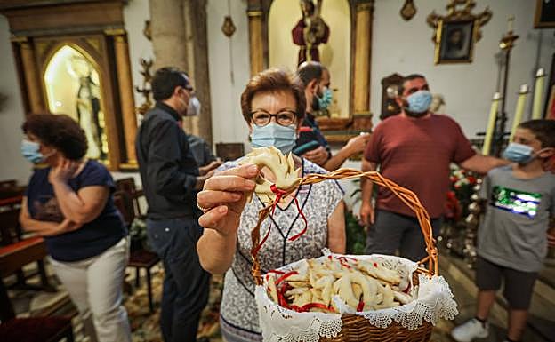 Pilar Espigares, con las rosquillas de San Blas. 