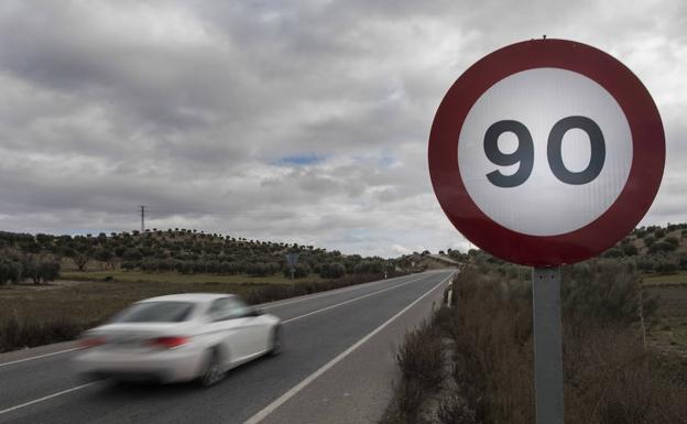 La DGT aclara la velocidad a la que conducir en carreteras sin señalización