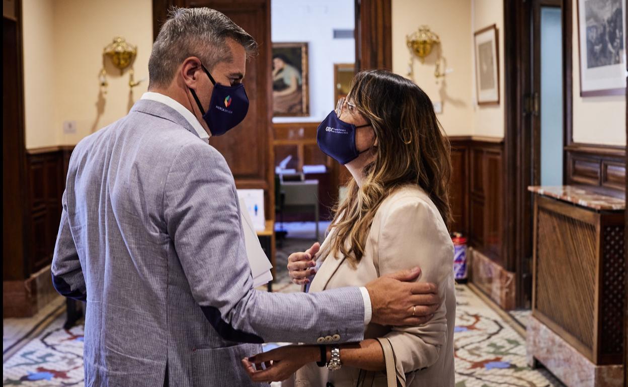 Lucía Garrido departe con el portavoz del PP, César Díaz.