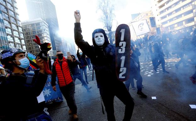 Una manifestación recorre el centro de la capital durante la ceremonia constituyente, 