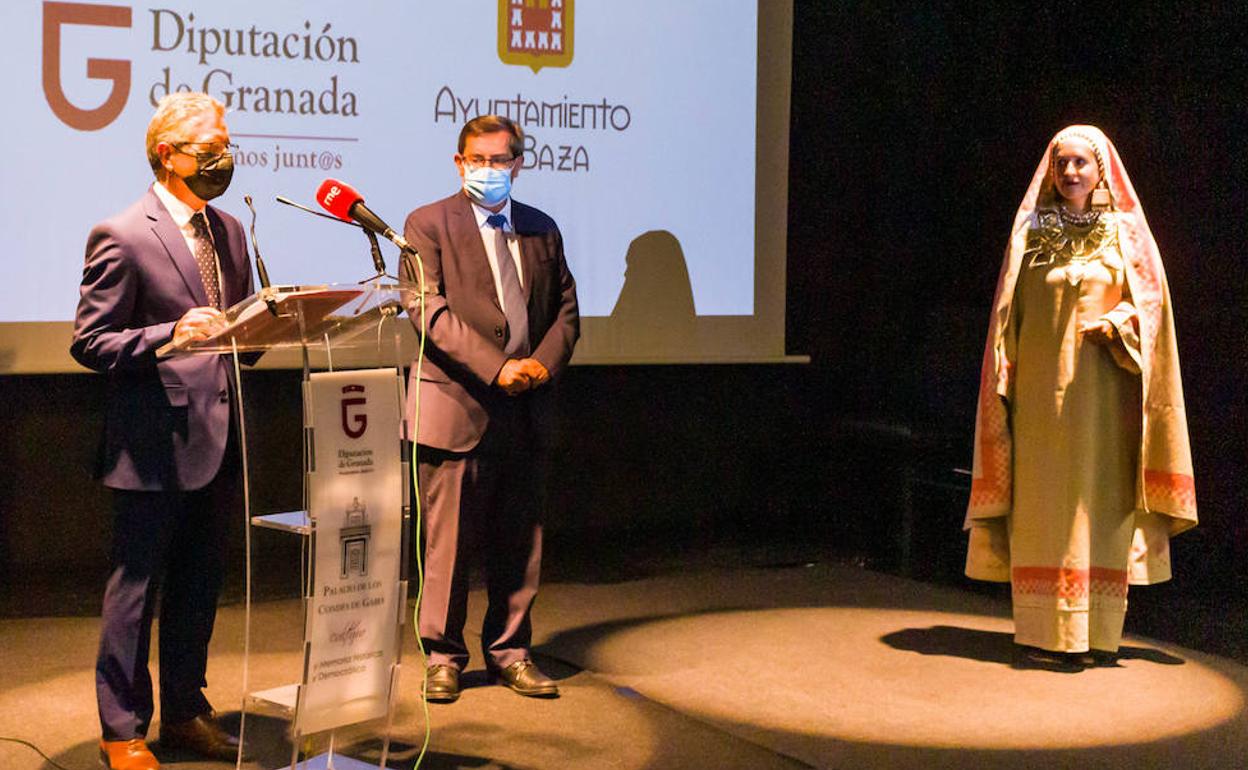 El alcalde de Baza toma la palabra ante José Entrena y la 'Dama de Baza' Vanesa Mesas.