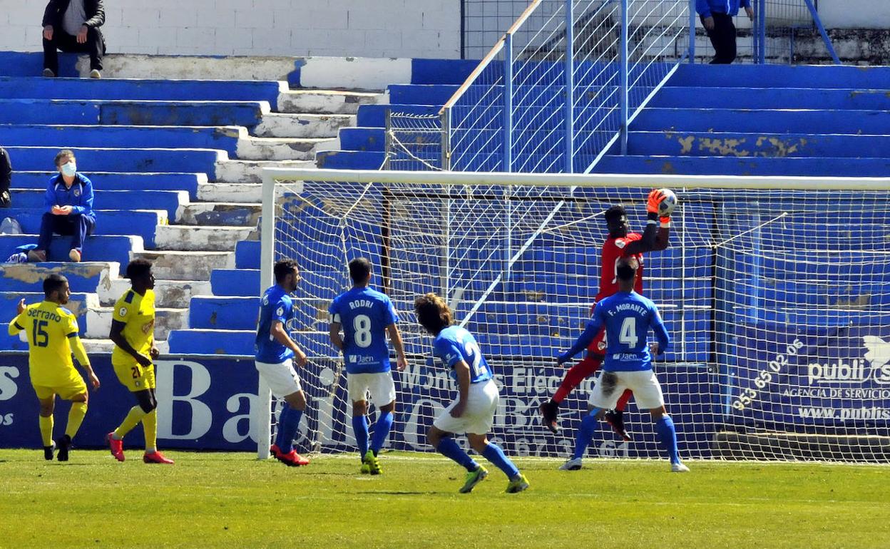 Razak saltando para atrapar un balón entre varios compañeros del Linares Deportivo. 