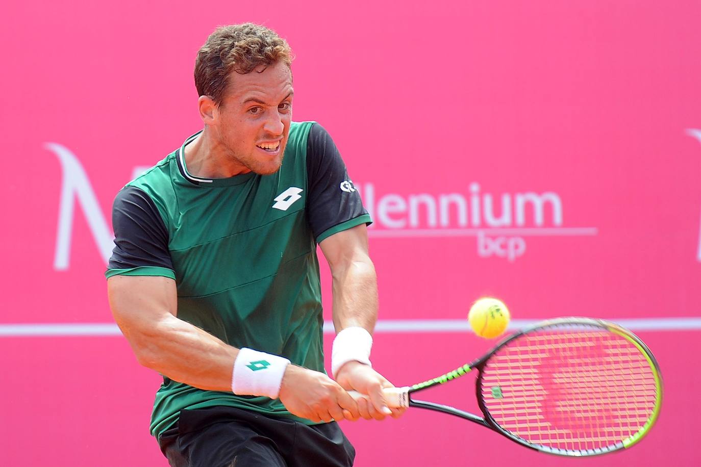 Carballés golpea una bola de revés a dos manos. 