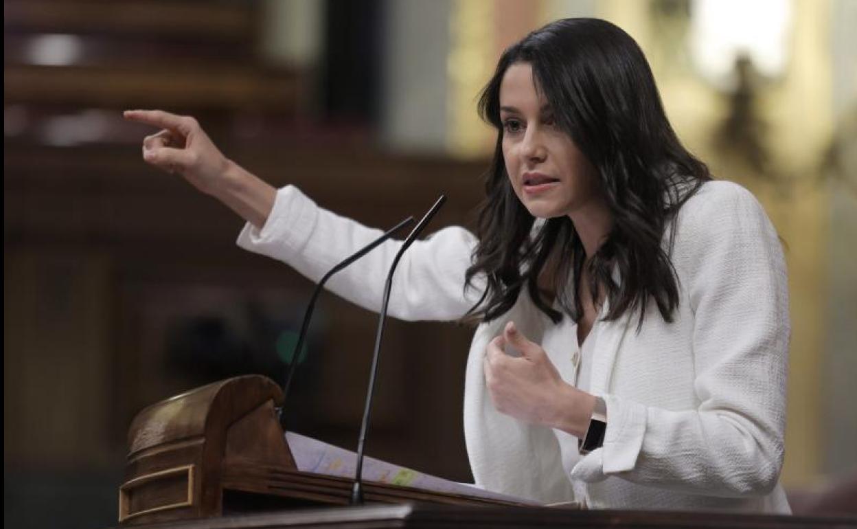 La líder de Cs, Inés Arrimadas, interviene en una sesión de control al Gobierno en el Congreso de los Diputados. 