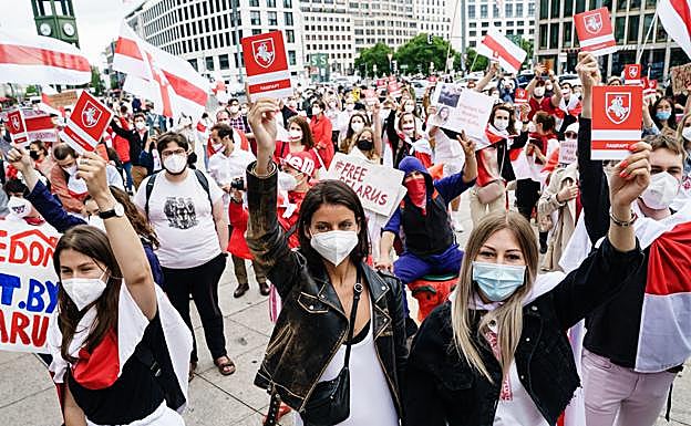 La política de la oposición Svetlana Tikhanovskaya asiste a la manifestación de ´Solidaridad con Bielorrusia' en Berlín.