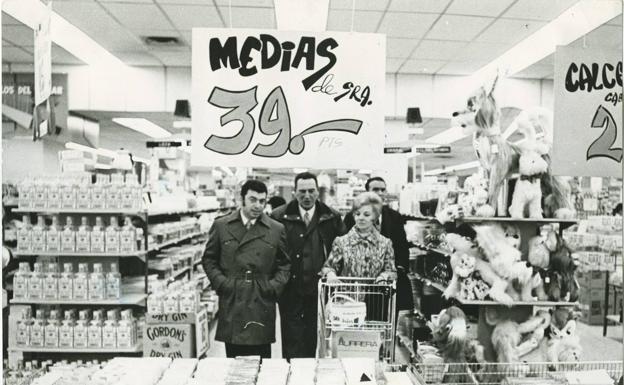 Tico acompaña a Perón a hacer la compra a un supermercado madrileño en 1969. 