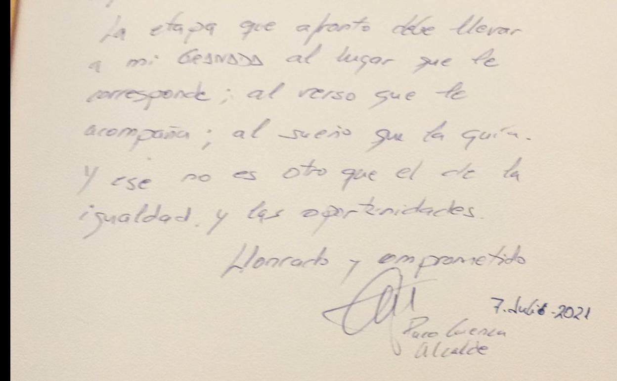 El escrito en el libro de firmas de la ciudad de Paco Cuenca tras la elección como alcalde
