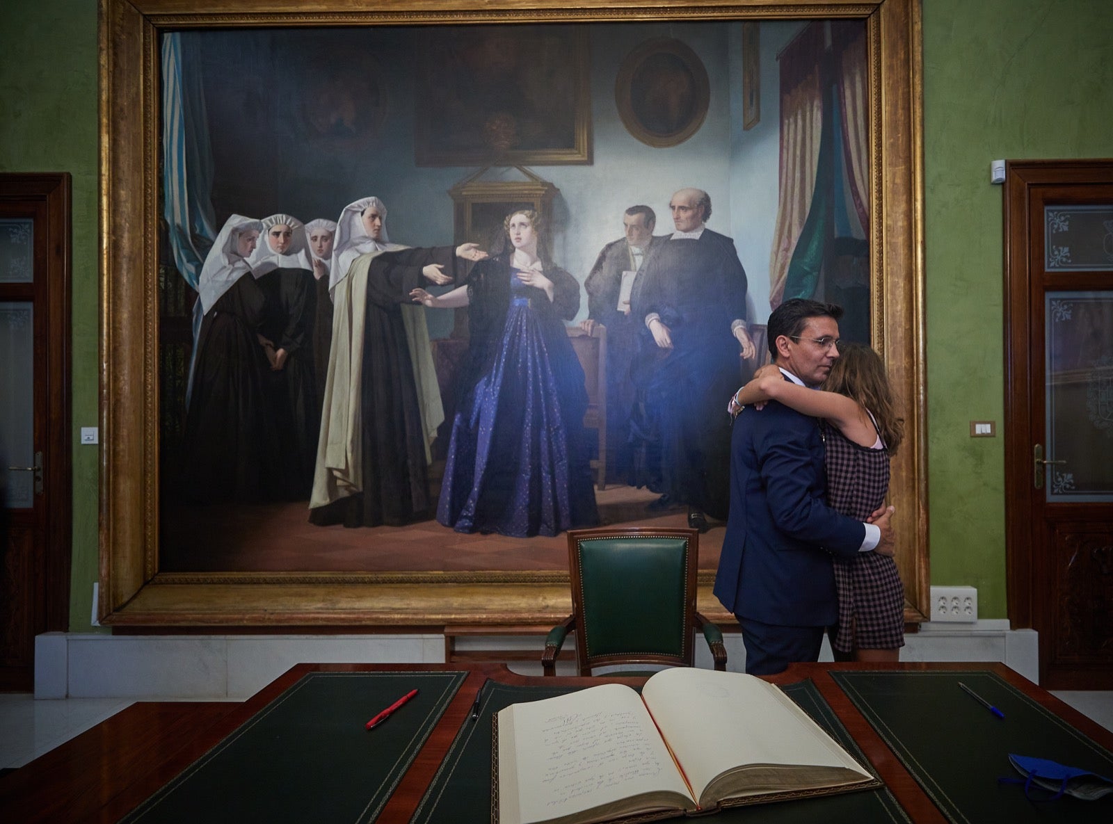 El socialista Francisco Cuenca se abraza a su hija en la sala Mariana. 