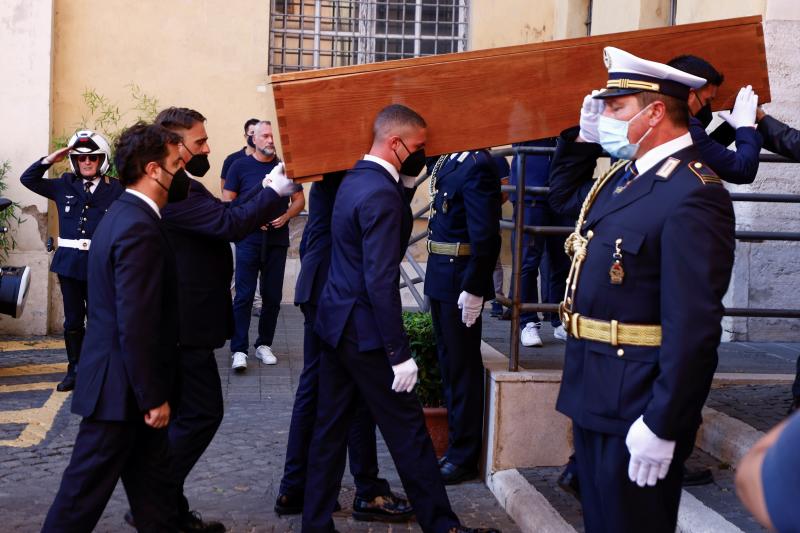 Llegada del cuerpo de Raffaella Carrà a la capilla ardiente instalada en el ayuntamiento de Roma.