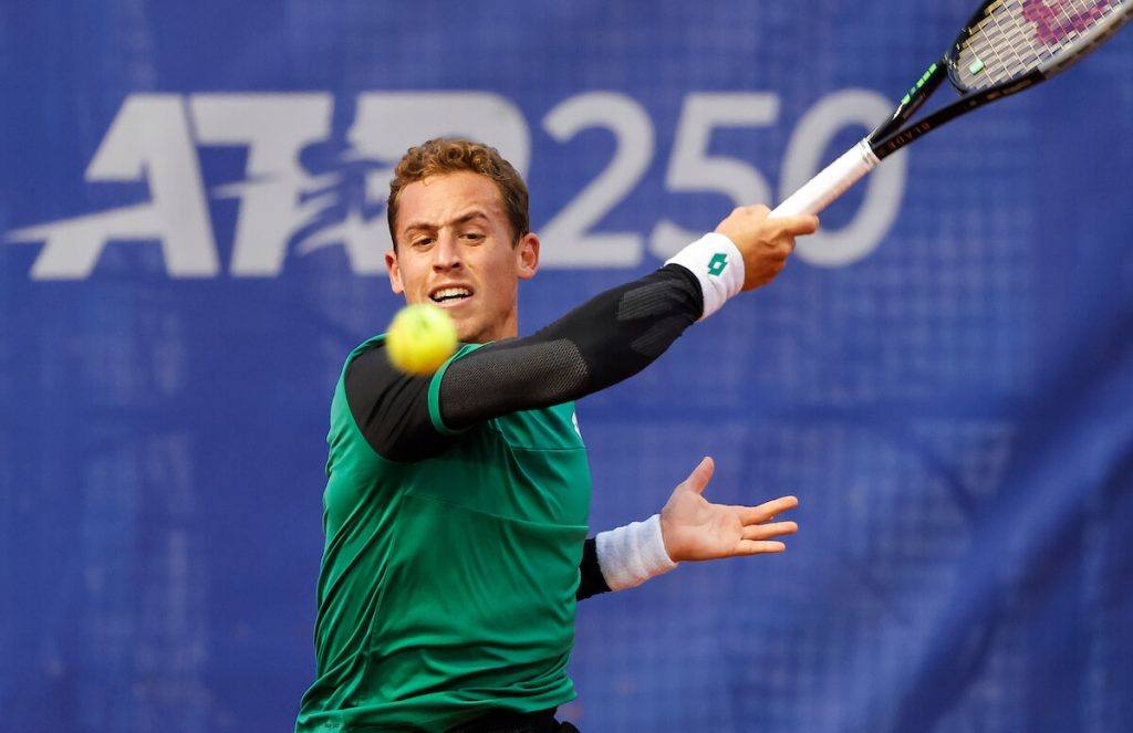 Carballés, concentrado para devolver una bola. 