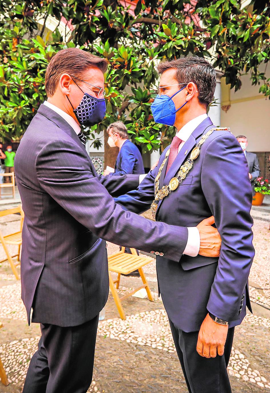 Luis Salvador da la enhorabuena a su sucesor, Paco Cuenca, en el patio del Ayuntamiento. 
