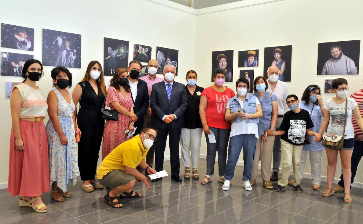 Organizadores, participantes y patrocinadores de la exposición, con autoridades, en la inauguración. 