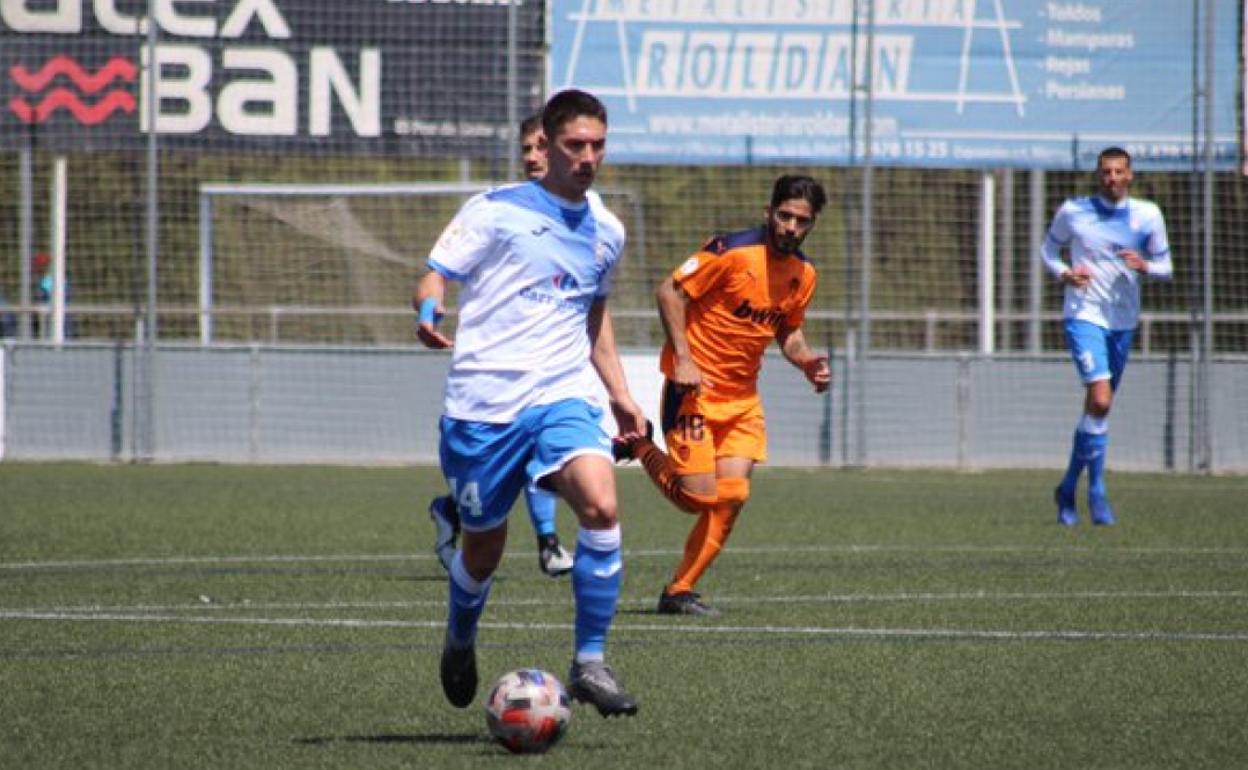 Sergio Montero, controlando el balón en una jugada de ataque con su equipo de la pasada temporada.