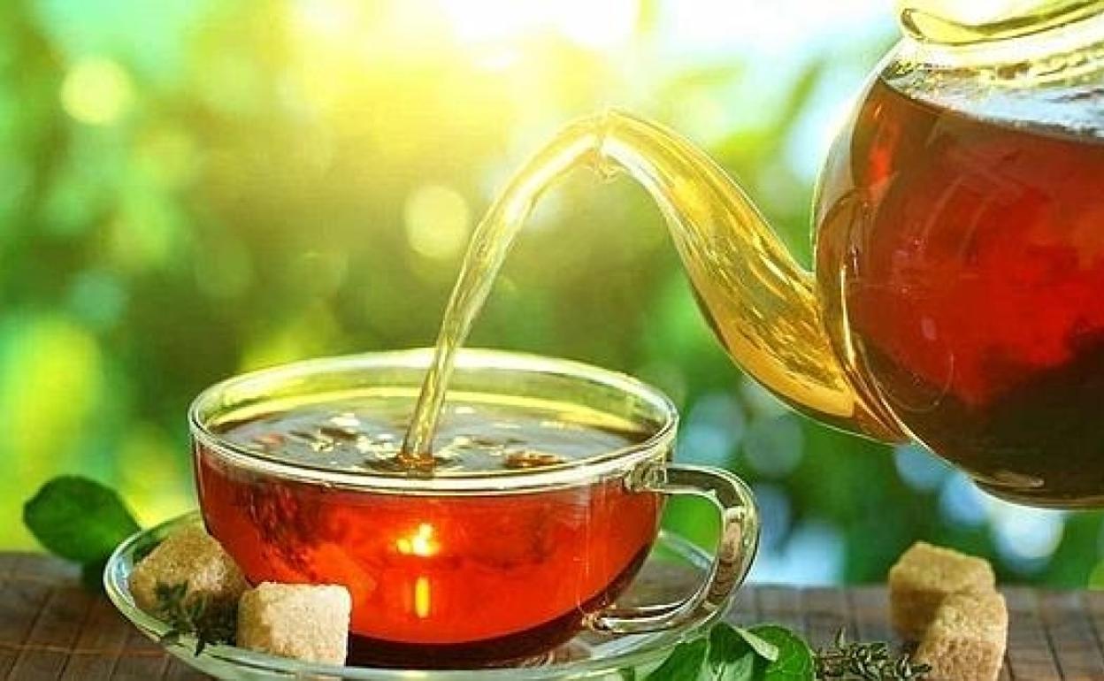 Desechar el agua de una primera infusión no elimina la cafeína del té.