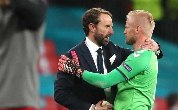 Kasper Schmeichel felicita a Gareth Southgate tras la victoria de Inglaterra ante Dinamarca en Wembley. 