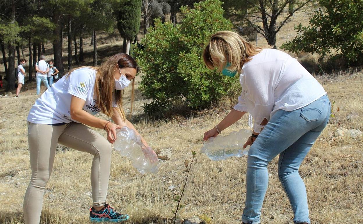 La delegada de la Junta y la concejala de Jaén, regando juntas en la ladera del Santa Catalina. 
