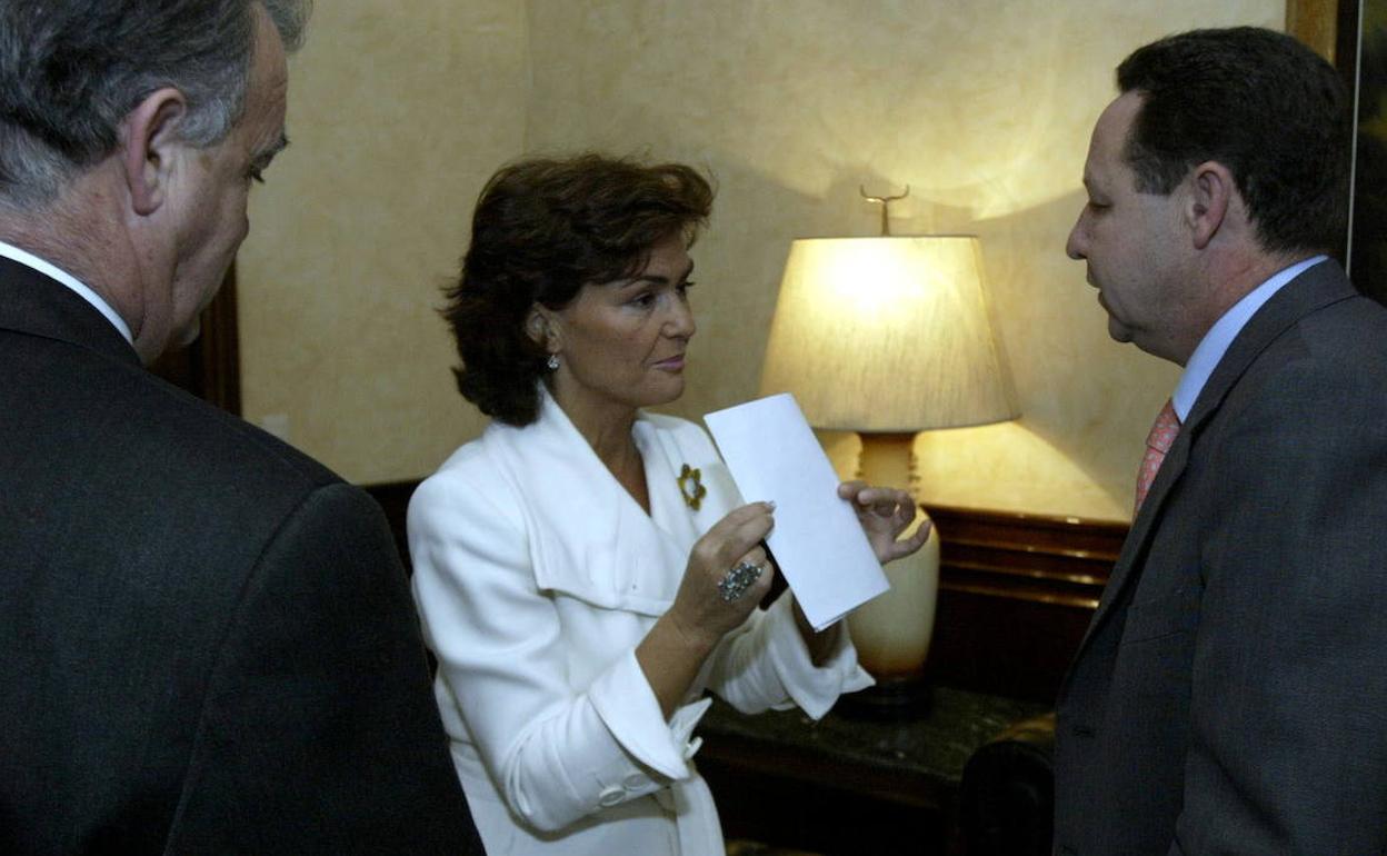 Carmen Calvo, cuando era ministra, muestra a Sánchez de Alcázar la cesión de la cárcel vieja. 