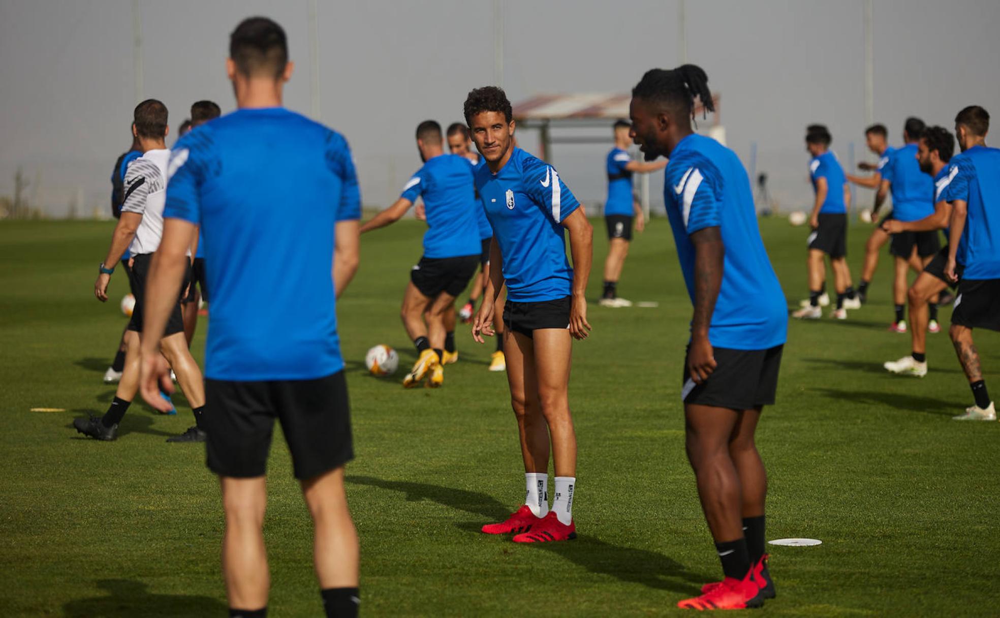 Luis Milla mira a Eteki durante uno de los rondos previos a los entrenamientos de pretemporada. 