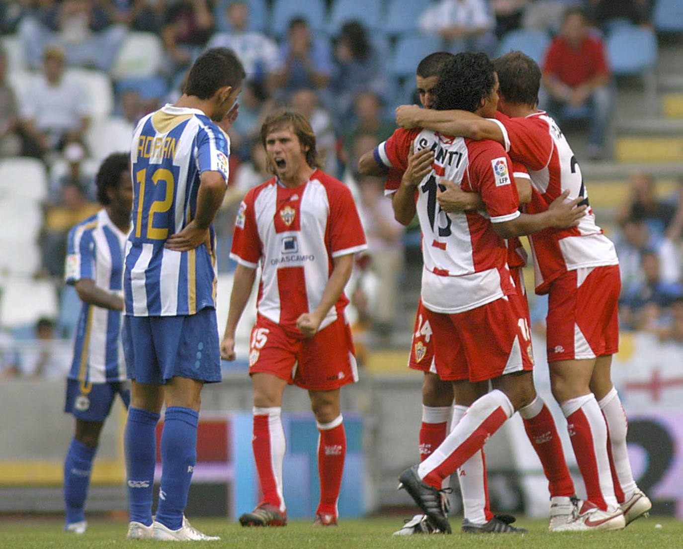 Los rojiblancos celebran el tercer gol de aquel histórico partido en Riazor. 
