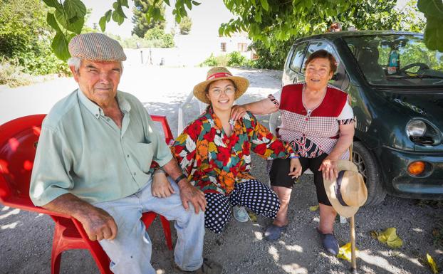 Antonio y Manuela, abuelos de Ana, han sido los que le han enseñado el amor por el campo y los animales. 