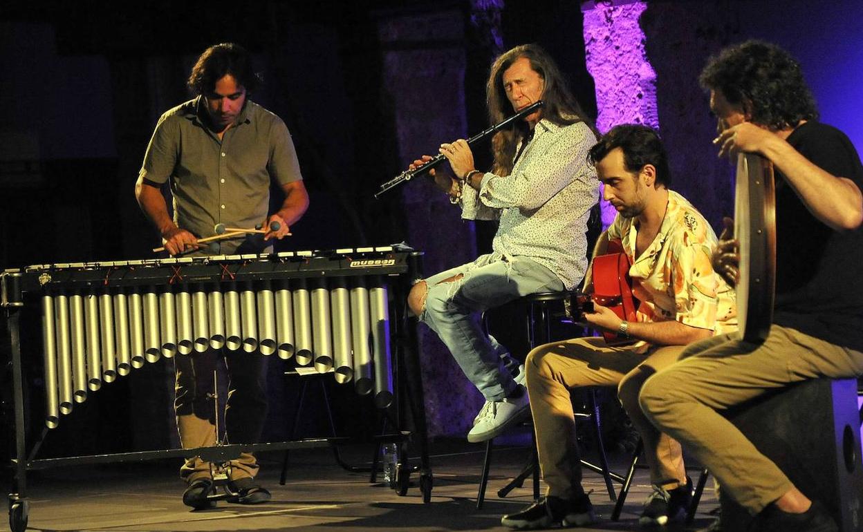 Jorge Pardo ha conformado un cuarteto acústico puro, sin sección de ritmo estándar, ni bajo ni batería.