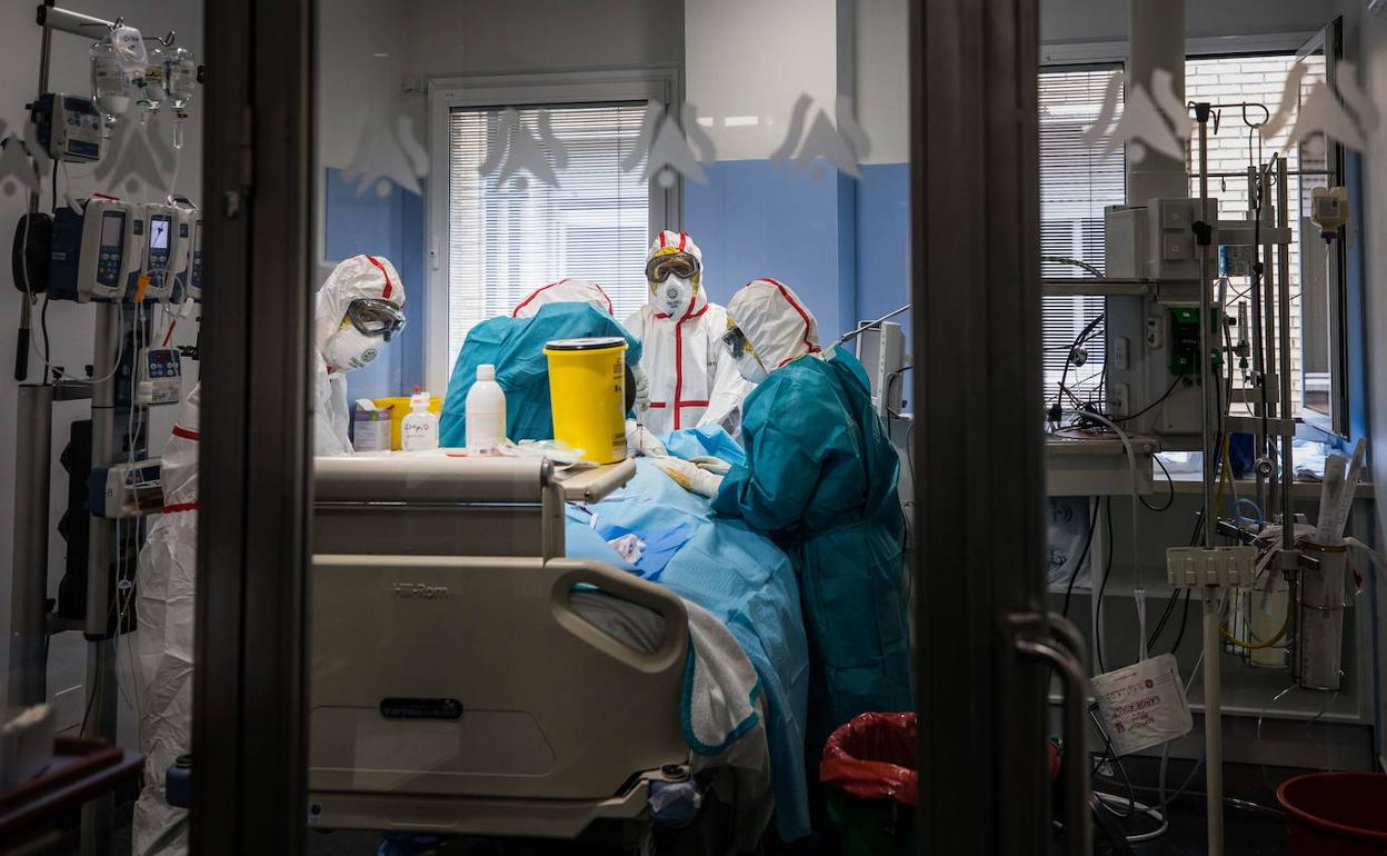 Interior de la UCI de un hospital del SAS. 