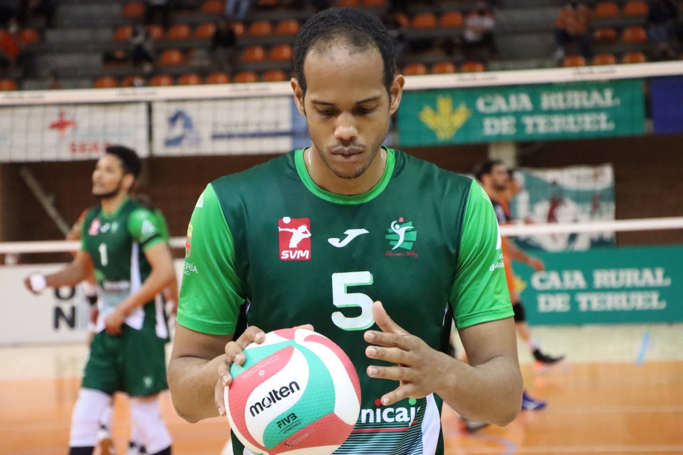 Javi Jiménez, con el balón en las manos, espera un año distinto a su primer curso en Unicaja. 