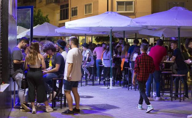 Andalucía no contempla relajar restricciones para el verano ni el cierre del ocio nocturno