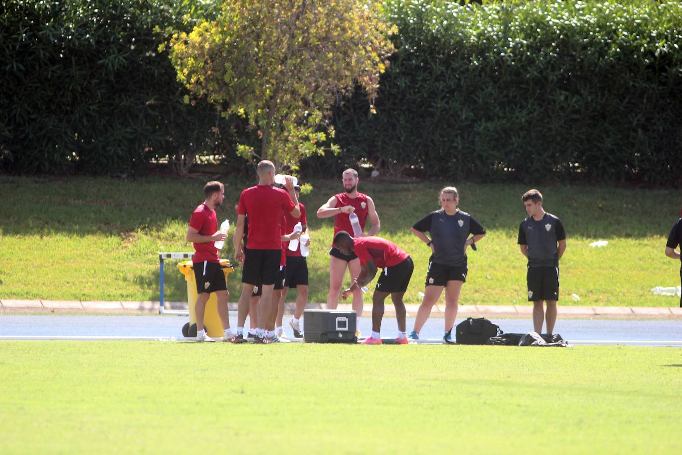 Petrovic bebe agua en un descanso del entrenamiento en el que están los jugadores con los que no se cuenta. 