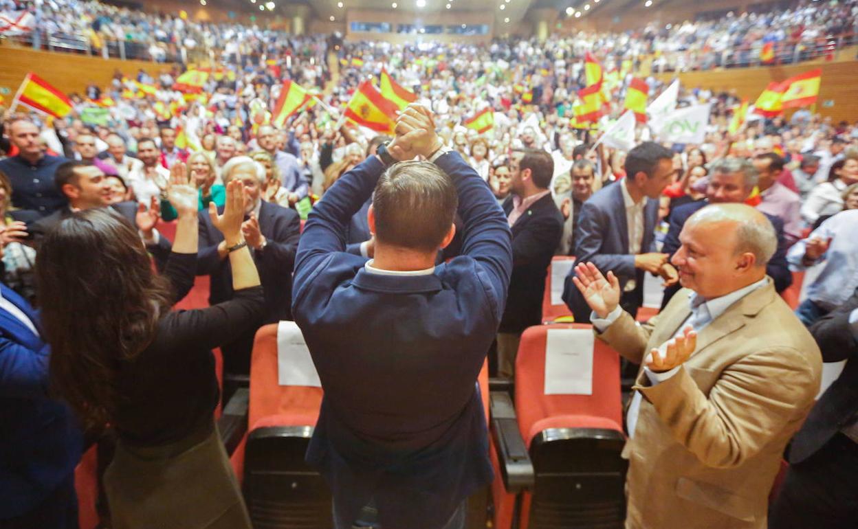 Manuel Martín, a la derecha, en un mitin de Abascal en 2019.