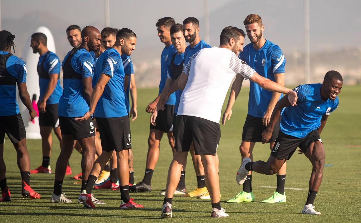 Azeez escapa sonriente al pasillo de collejas que le organizó el equipo. 