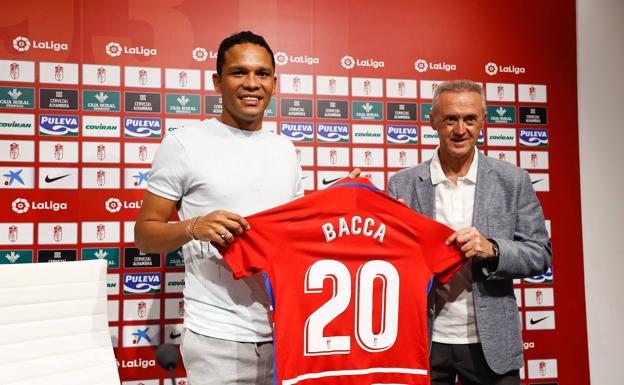 Bacca y Boada sostienen la nueva camiseta del colombiano. 